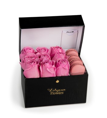 Dikdörtgen Siyah Kutuda Macaronlu Pembe Gül